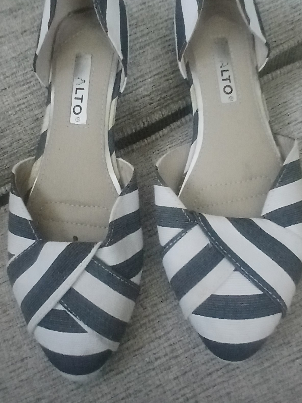 Rialto Black and White Striped d'Orsay Pointed Slingback Flats. Size 7M
